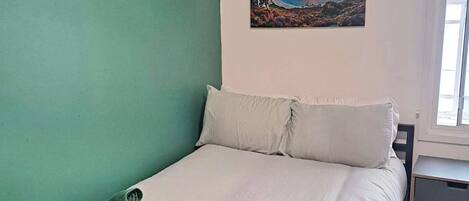 Lägenhet Basic | Skrivbord, arbetsyta för laptop, strykjärn/strykbräda och gratis wi-fi