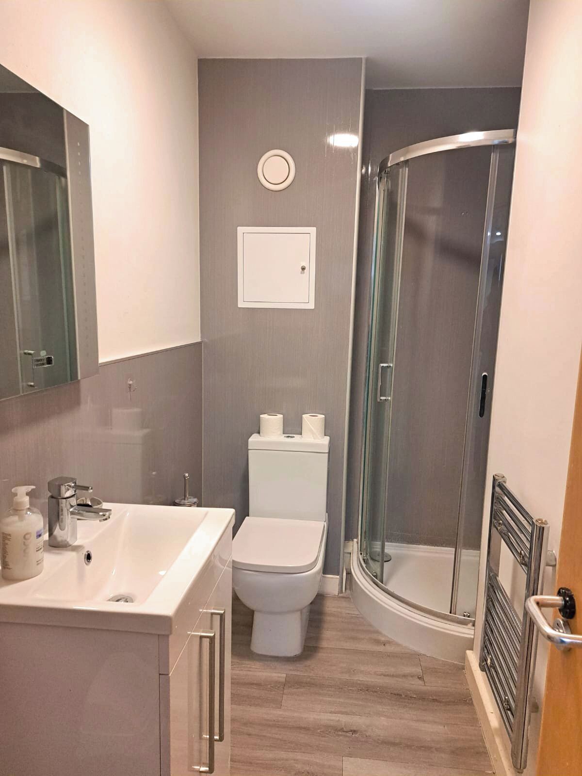 Appartement de base | Salle de bain | Séchoir à cheveux, serviettes fournies, savon, shampooing