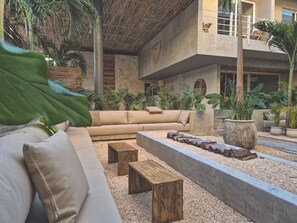 المنطقة المحيطة بالمنشأة