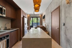 Frigorifero, microonde, forno, piano cottura