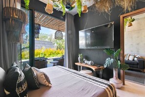 Desk, iron/ironing board, travel crib, WiFi - Tropical apt: 2br swimout/2 king beds/gym & pools (Tulum)