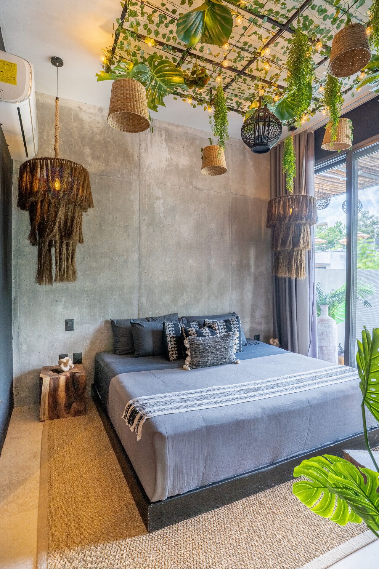 Skrivebord, strykejern/-brett, reiseseng for barn og wi-fi