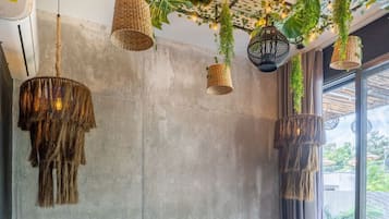 Skrivebord, strykejern/-brett, reiseseng for barn og wi-fi