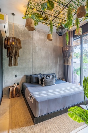 Skrivebord, strykejern/-brett, reiseseng for barn og wi-fi