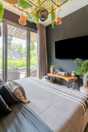 Escritorio, tabla de planchar con plancha, cuna de viaje y wifi 