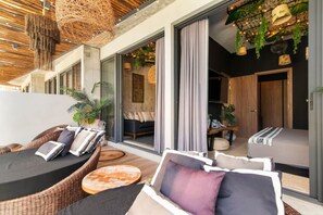 Desk, iron/ironing board, travel crib, WiFi - Tropical apt: 2br swimout/2 king beds/gym & pools (Tulum)