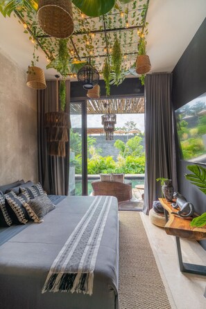 Työpöytä, silitysrauta/-lauta, vauvan matkasänky, Wi-Fi