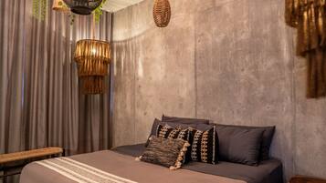 Schreibtisch, Bügeleisen/Bügelbrett, Reisekinderbett, WLAN