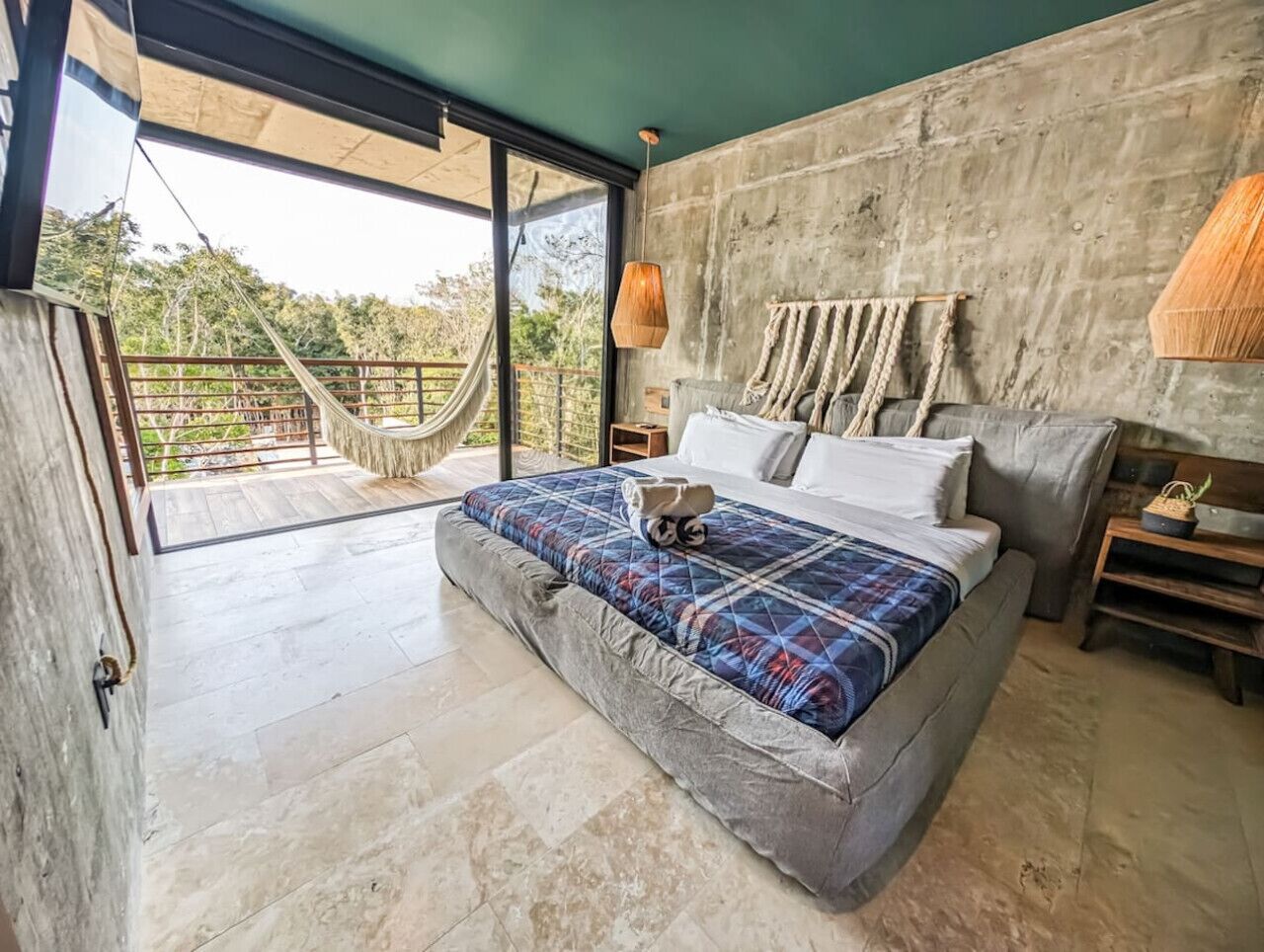 Bureau, fer et planche à repasser, lit parapluie, Wi-Fi