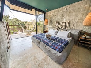 Escritorio, tabla de planchar con plancha, cuna de viaje y wifi 