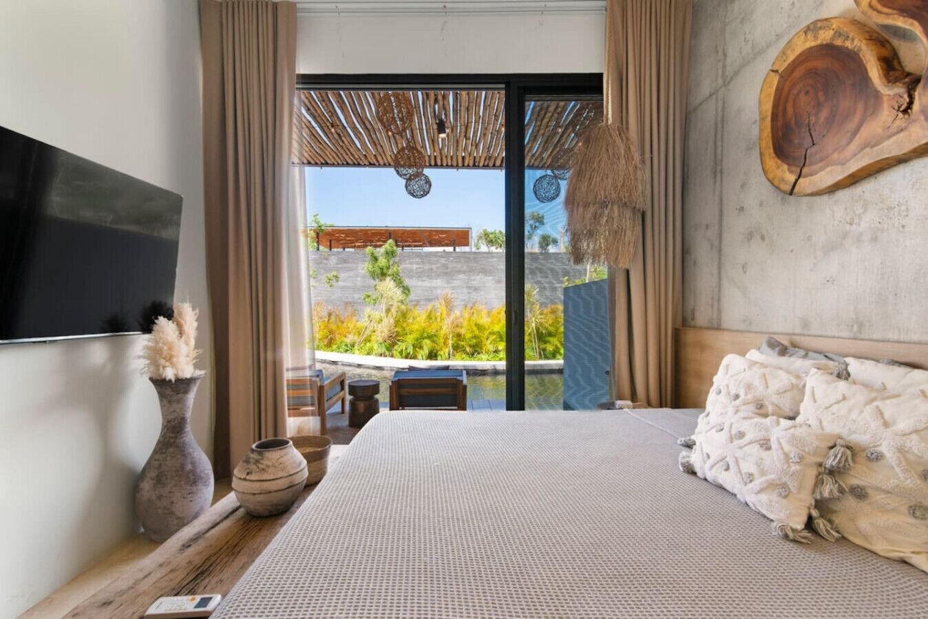 Een bureau, een strijkplank/strijkijzer, reisbedje, wifi