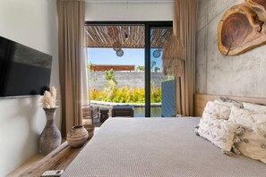 مكتب ومكواة/لوح كي وسرير سفر وواي فاي