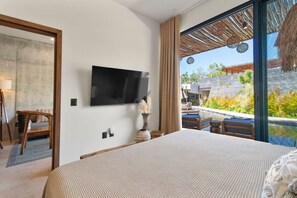 Escritorio, tabla de planchar con plancha, cuna de viaje y wifi 