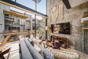 TV - Nuju Rentals|Luxury Loft|Private Jacuzzi,Gym,Sauna (Tulum)