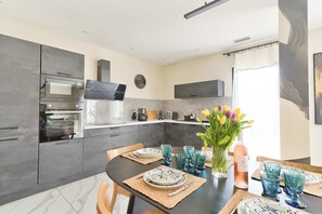 Fridge, microwave, oven, dishwasher - Maison Marly avec piscine privee a Serignan (Sérignan)