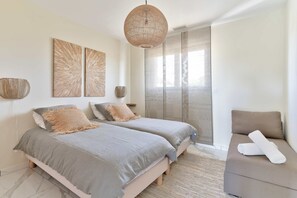 3 chambres, fer et planche à repasser, Wi-Fi, draps fournis