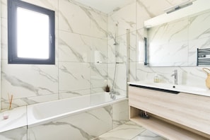 Douche, séchoir à cheveux, serviettes fournies