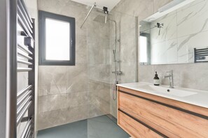 Douche, sèche-cheveux, serviettes fournies