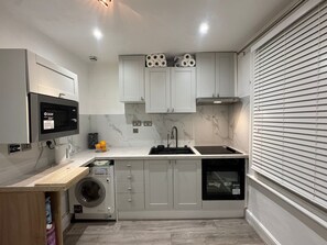 Private kitchen - Stylish 1BR and Sofa Bed Walk to London Eye 20 Mins (London)