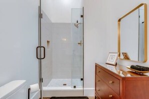 Shower, hair dryer, towels, soap - Walk to everything Downtown Mobile Pets Welcome (Mobile)