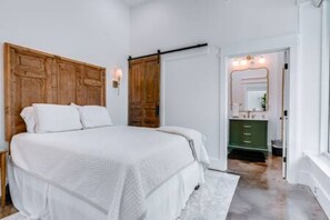 2 bedrooms, iron/ironing board, WiFi (free), bed sheets - Walk to everything Downtown Mobile Pets Welcome (Mobile)