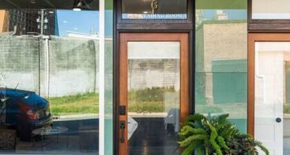 Walk to everything Downtown Mobile, Pets Welcome 5 min walk to Regions Arena