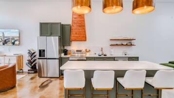 Coffee/tea maker, fridge, microwave, oven