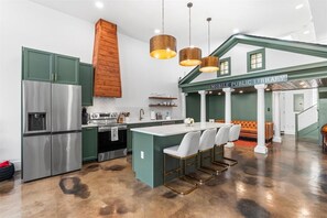 Microwave, oven, stovetop, dishwasher - Luxury Downtown Home with Secure Parking (Mobile)