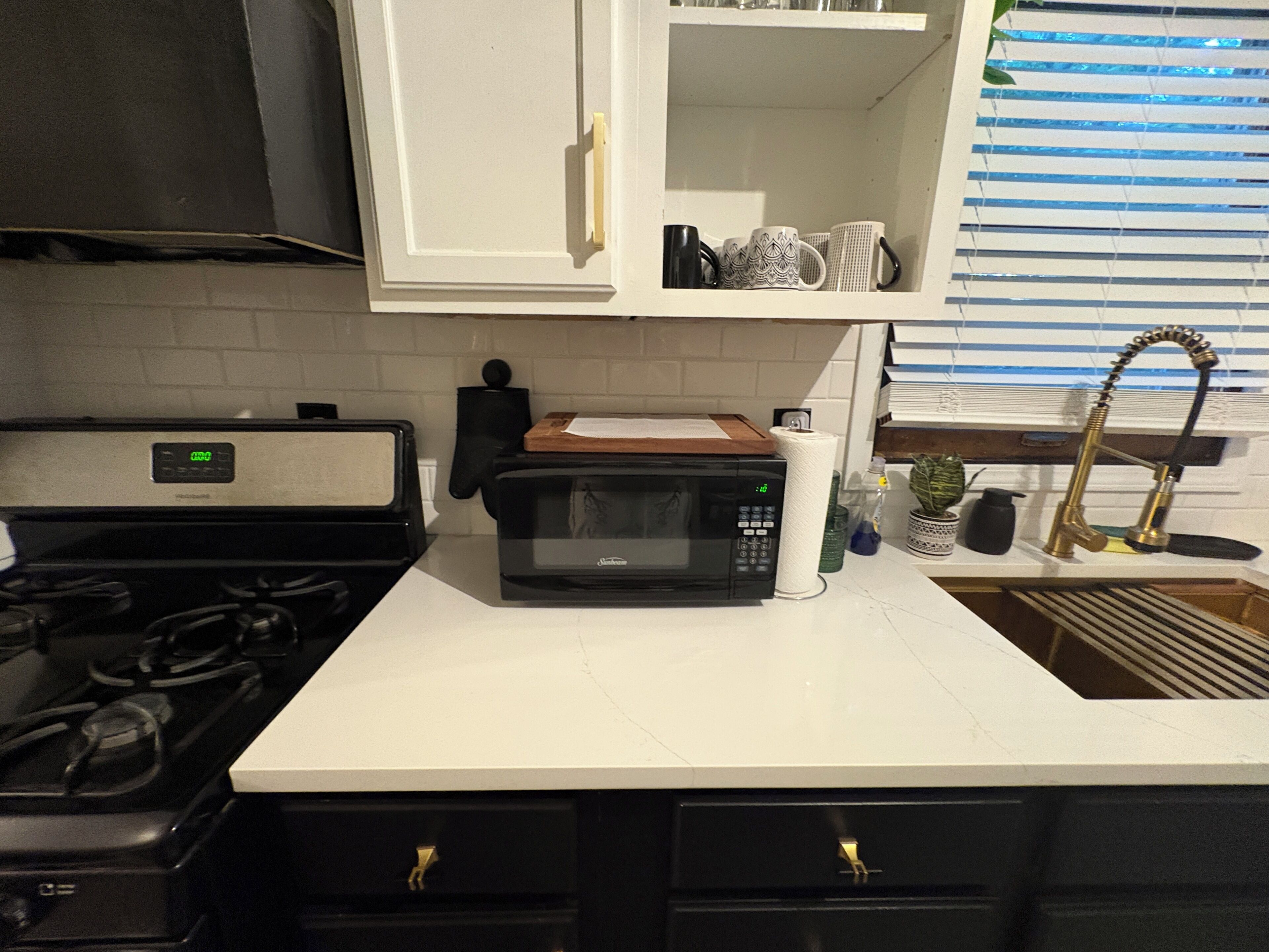 Coffee/tea maker, fridge, microwave, oven