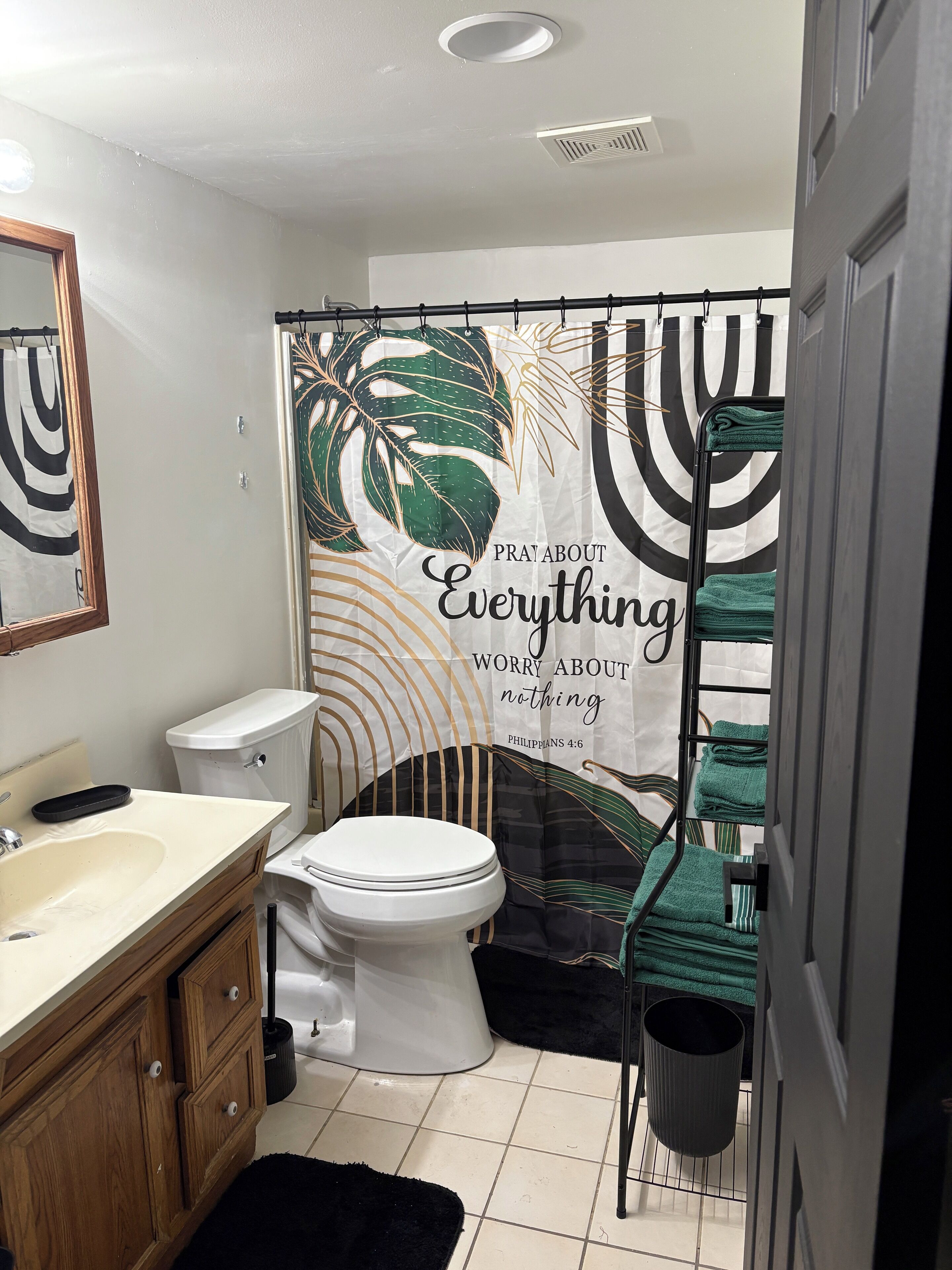 Secadora de cabello, toallas, jabón, shampoo 