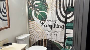 Secadora de cabello, toallas, jabón, shampoo