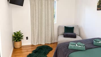 5 habitaciones, tabla de planchar con plancha y cuna de viaje