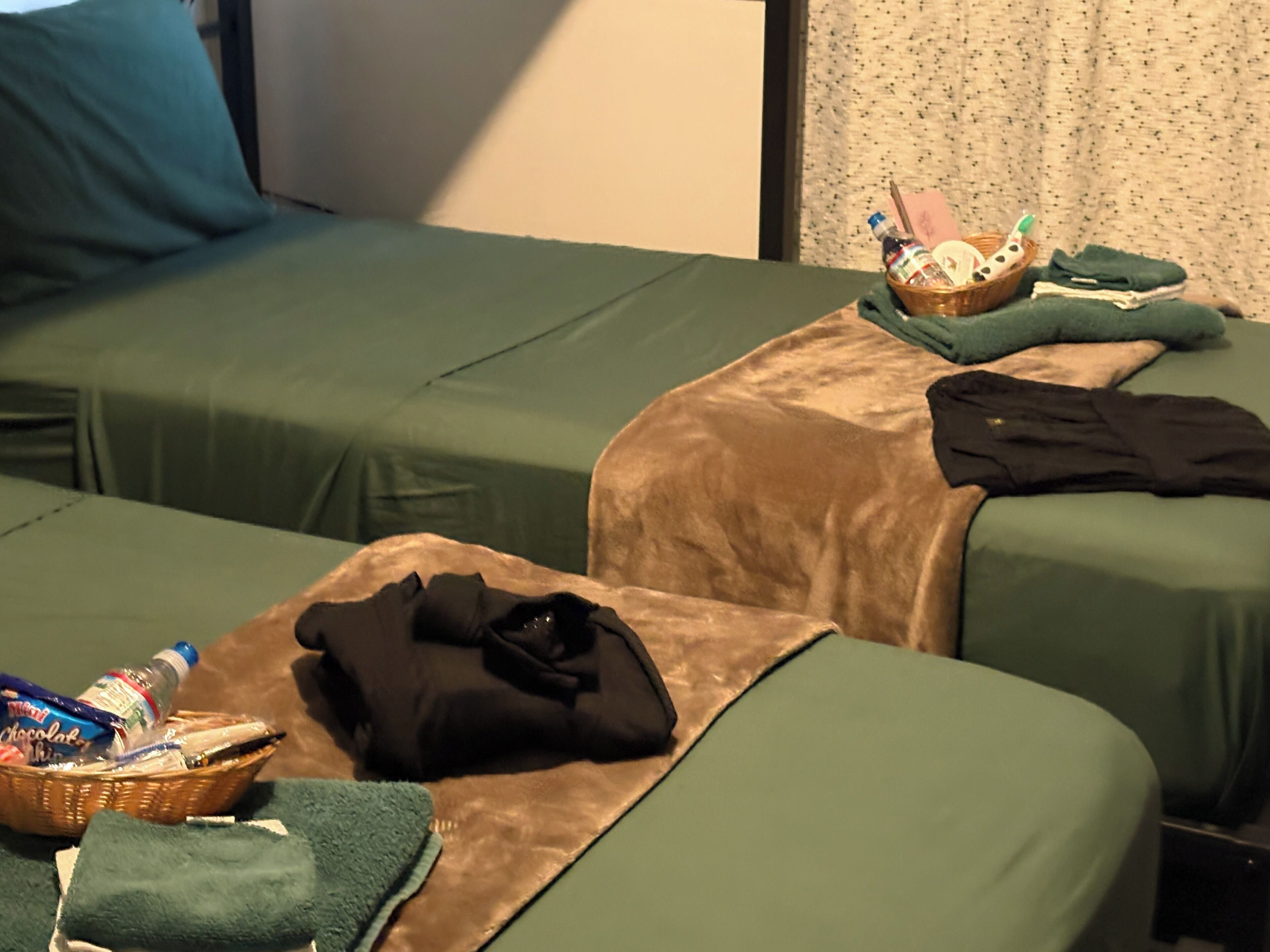 5 habitaciones, tabla de planchar con plancha y cuna de viaje 