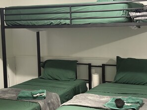 5 habitaciones, tabla de planchar con plancha y cuna de viaje 