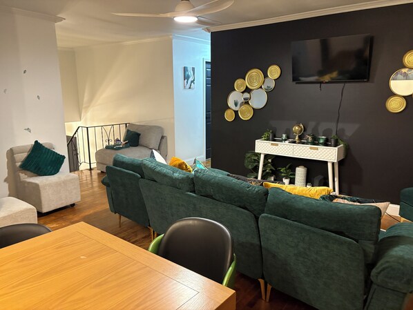 Smart TV, videojuegos, futbolito y tenis de mesa 