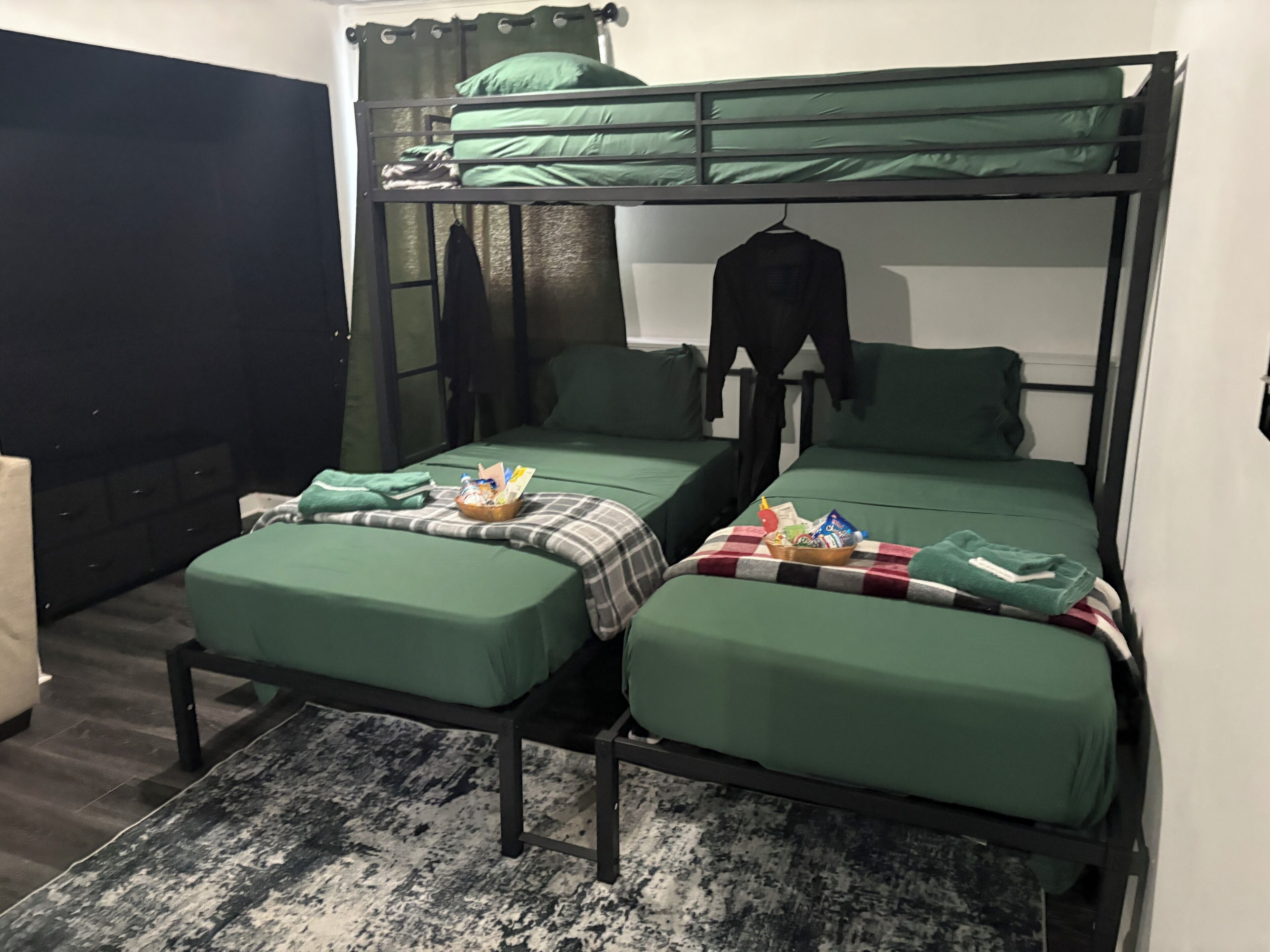 5 habitaciones, tabla de planchar con plancha y cuna de viaje 
