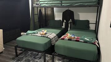 5 habitaciones, tabla de planchar con plancha y cuna de viaje