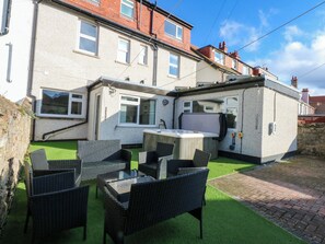 Cottage | Outdoor spa tub - Southbourne Manor (Llandudno)