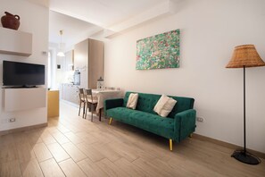 Smart TV - 5 Metro Stops to Colosseum & Direct Airport Link(Tiburtina),2 bedrooms, 2 bathrooms. (Roma)