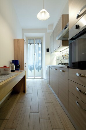 Fridge, oven, stovetop, coffee/tea maker - 5 Metro Stops to Colosseum & Direct Airport Link(Tiburtina),2 bedrooms, 2 bathrooms. (Roma)
