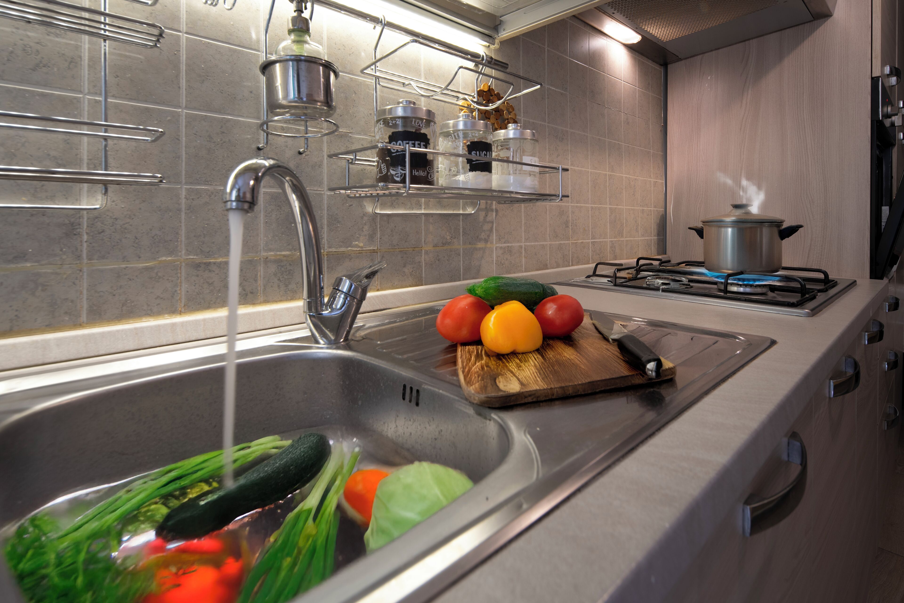 Kjøleskap, ovn, kokeplater og kaffetrakter/tekoker