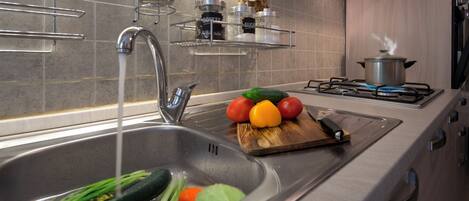 Kjøleskap, ovn, kokeplater og kaffetrakter/tekoker