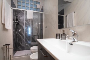 Shower, hair dryer, bidet, towels - 5 Metro Stops to Colosseum & Direct Airport Link(Tiburtina),2 bedrooms, 2 bathrooms. (Roma)