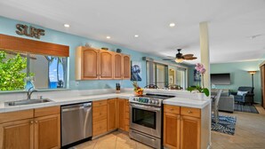 Una cocina moderna con armarios de madera, electrodomésticos de acero inoxidable y una isla grande.