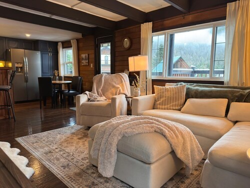 Amazing 4-bedroom cabin in nice Hemlock Valley perfect for relaxing getaway