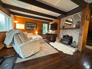 TV, fireplace - Amazing 4-bedroom cabin in nice Hemlock Valley perfect for relaxing getaway (Agassiz)