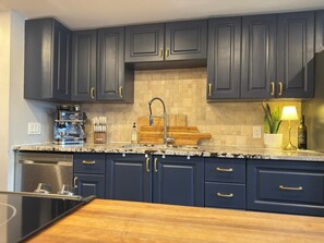 Oven, stovetop, dishwasher - Amazing 4-bedroom cabin in nice Hemlock Valley perfect for relaxing getaway (Agassiz)