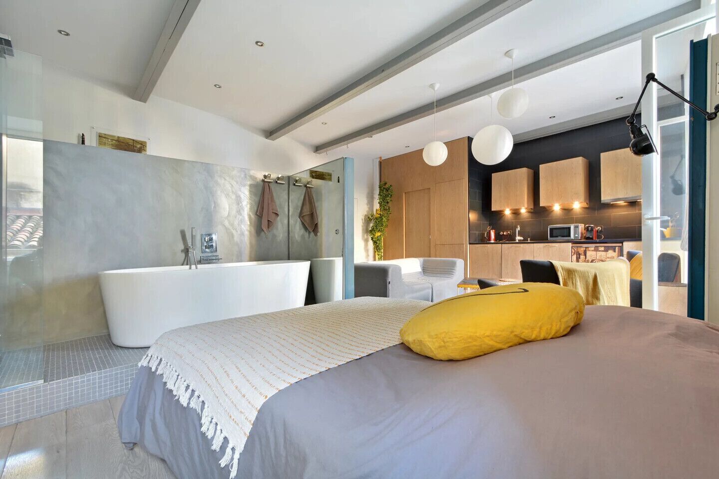 Iron/ironing board, free WiFi, bed sheets