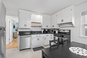 Fridge, microwave, oven, stovetop - MINNeSTAY* Uptown Muse (Minneapolis)