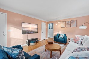 TV, books, stereo - MINNeSTAY* Uptown Muse (Minneapolis)